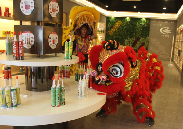 千秋偉業(yè)添錦繡 萬(wàn)里鵬程展宏圖 —— 常青樹(shù)舞獅獻(xiàn)瑞賀新春，歡天喜地迎開(kāi)工！